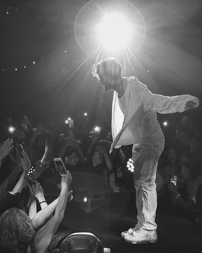 Reynmen konserinde sahneye atılan şeyi görünce, ''çıkışta seninle görüşelim'' diyerek yanıt verdi - Resim: 1