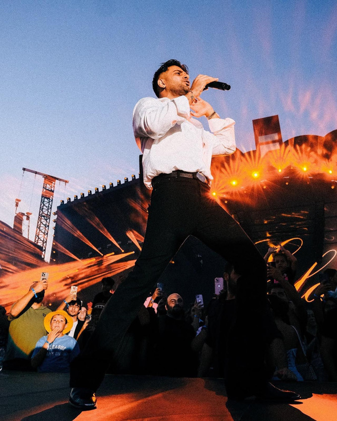 Reynmen konserinde sahneye atılan şeyi görünce, ''çıkışta seninle görüşelim'' diyerek yanıt verdi - Resim: 4
