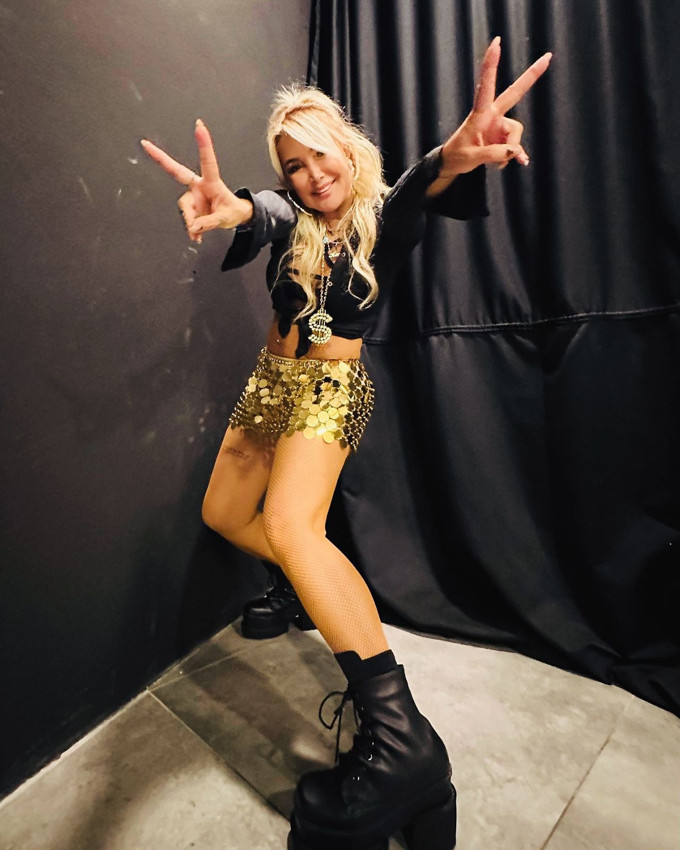 Yonca Evcimik'ten ''62 yaşımda olduğuma kim inanır'' pozlarına devam - Resim: 1