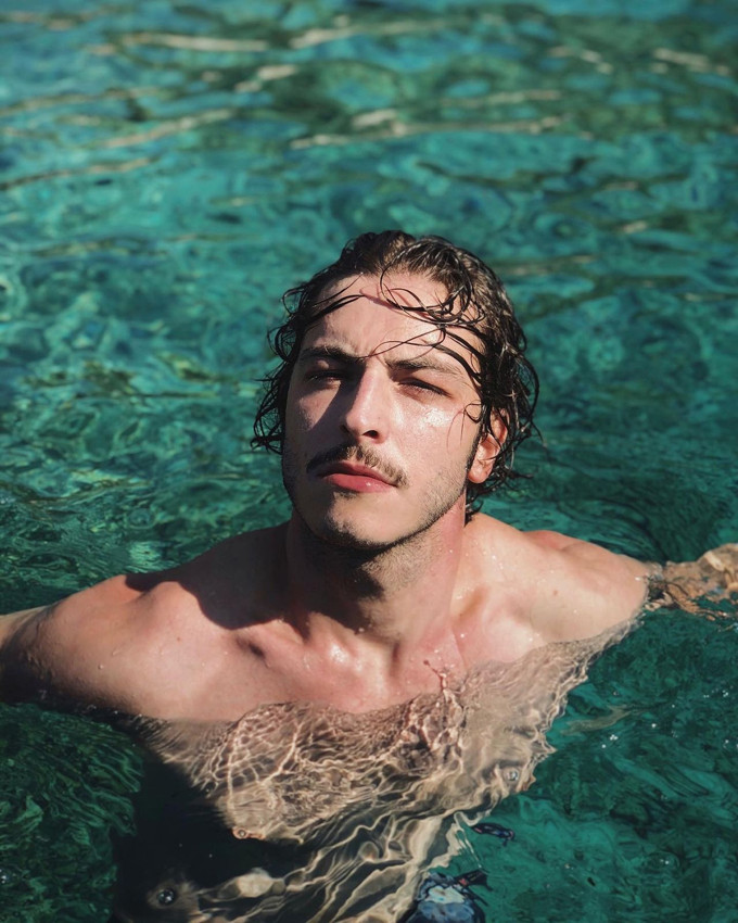 Yakışıklı oyuncu Boran Kuzum Paris Moda Haftası için iddialı tercihi ile olay oldu - Resim: 3