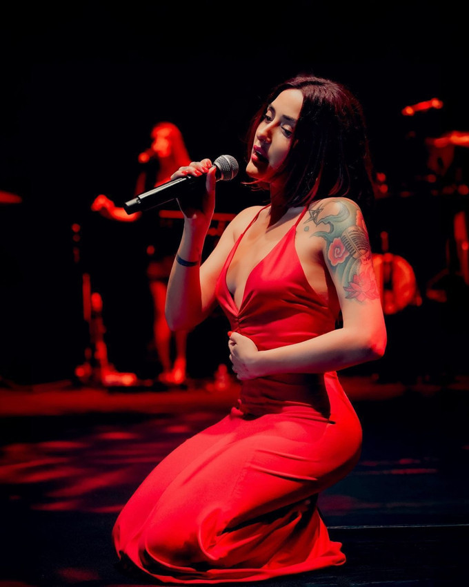 Sahnelerin güzel şarkıcısı bikinili tatil pozlarıyla mankenlere rakip oldu - Resim: 3