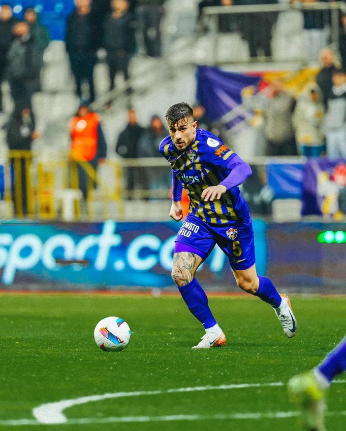 Ünlü futbolcu genç şarkıcı arasında aşk iddiası... - Resim: 3