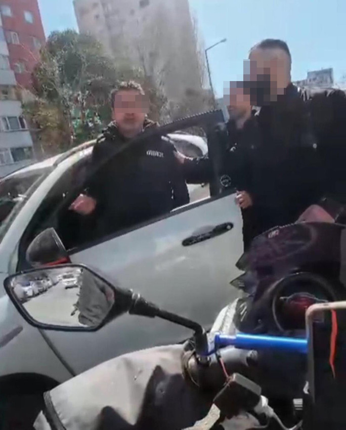 İstanbul trafiğinde sıradan bir gün daha: Aracından sopayla inip saldırdı! - Resim: 3