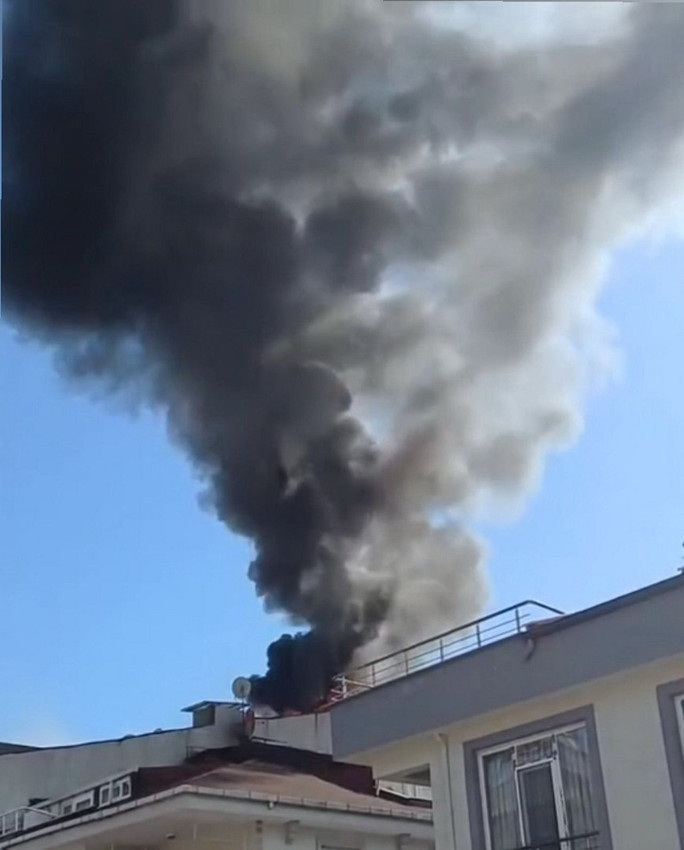 İstanbul korkutan yangını: 3 kişi dumandan etkilendi, bir kadın fenalaştı - Resim: 4