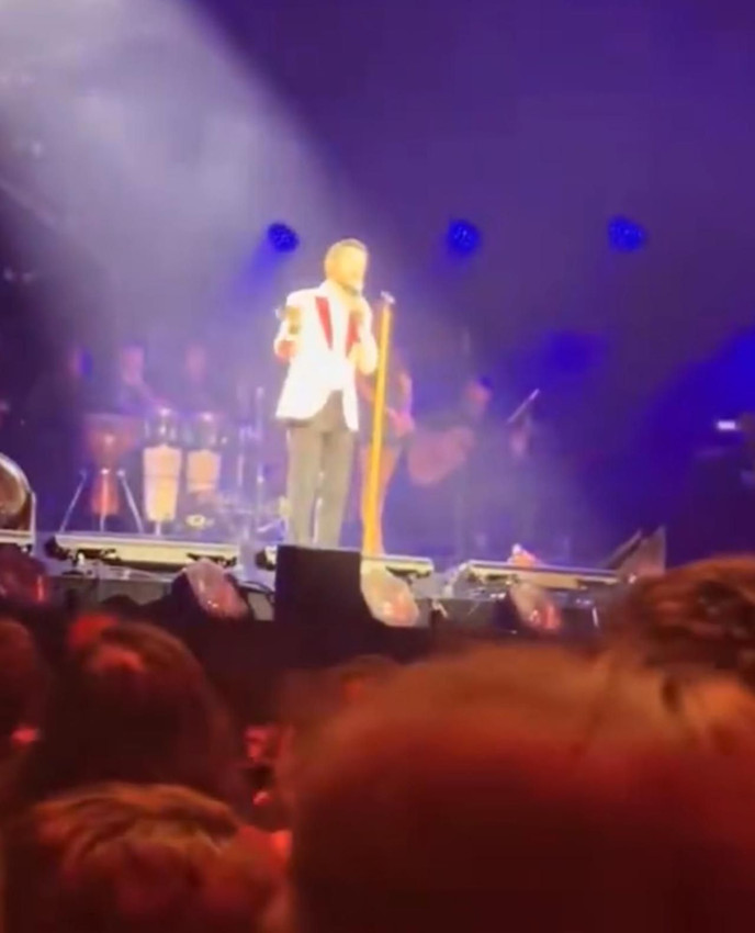 Konserde ilginç anlar: Önündeki seyirciyi Yalın'a şikayet edince... - Resim: 4