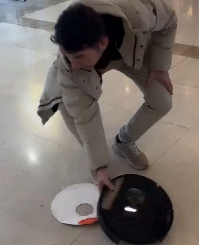 Sürekli arızalanan robot süpürgeyi AVM'de mağazanın önünde parçaladı - Resim: 4