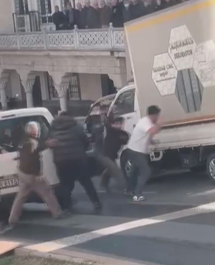 İstanbul'da eli bıçaklı trafik magandası dehşet saçtı - Resim: 2