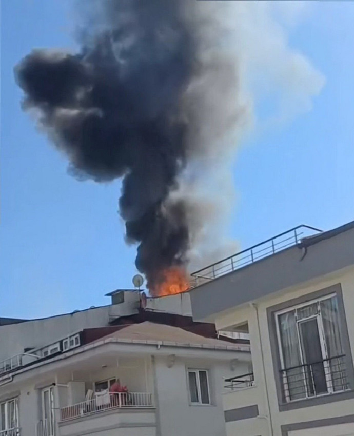 İstanbul korkutan yangını: 3 kişi dumandan etkilendi, bir kadın fenalaştı - Resim: 3