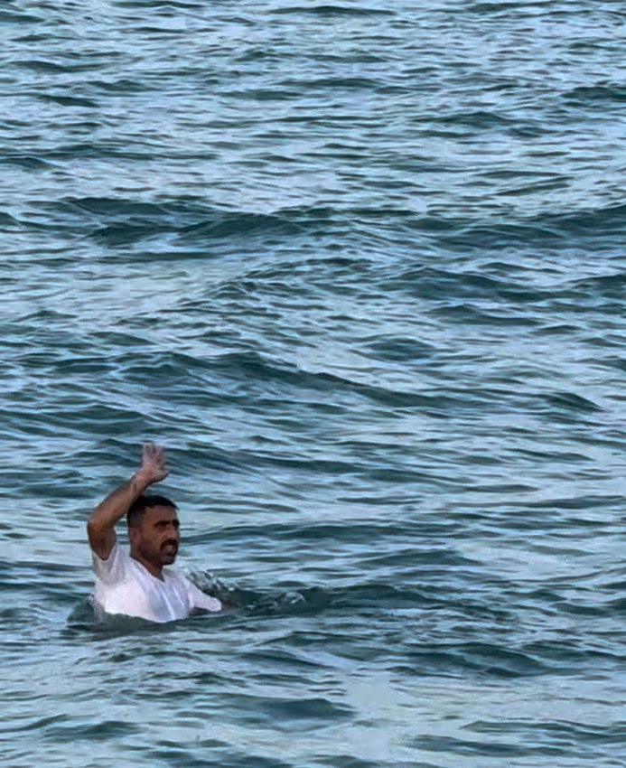 Polisten kaçmak için denize atladı, yorulunca teslim oldu - Resim: 1