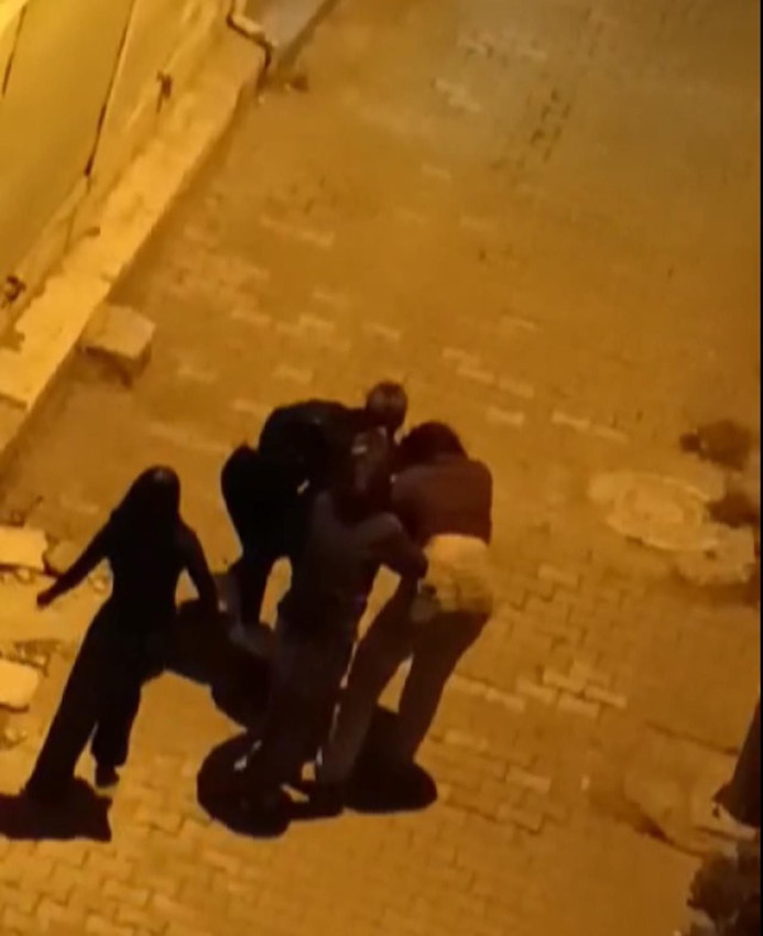 İki genç kızın kavgası mahalleyi ayağa kaldırdı - Resim: 1