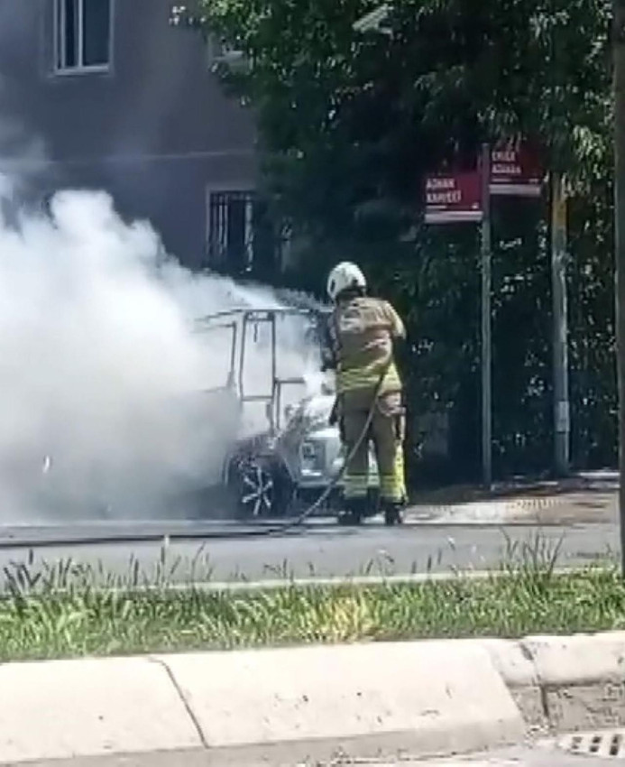 İstanbul'da park halindeki elektrikli otomobil alev alev yandı - Resim: 4