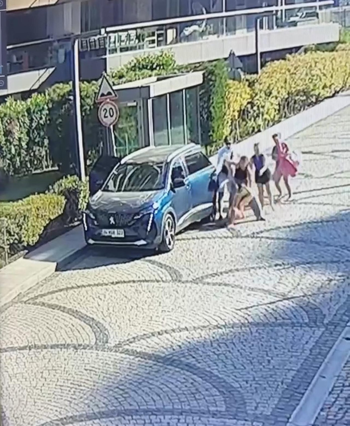 Bu nasıl anne! Çocuğu yaka paça araca bindirip kaçırdılar - Resim: 2