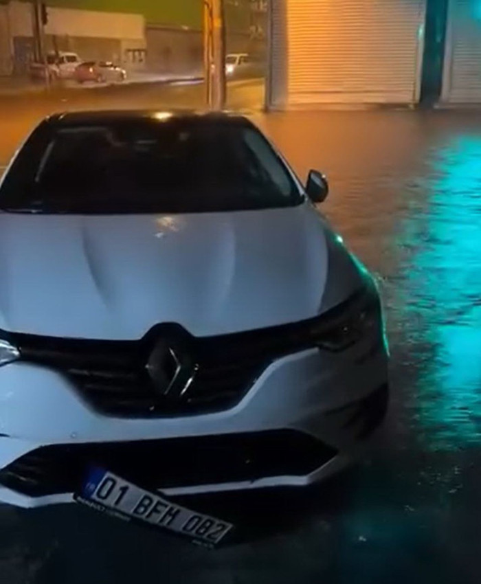 Sağanak yağışta dehşeti yaşadılar... Sulara gömülen araçta çok sayıda çocuk mahsur kaldı! - Resim: 4