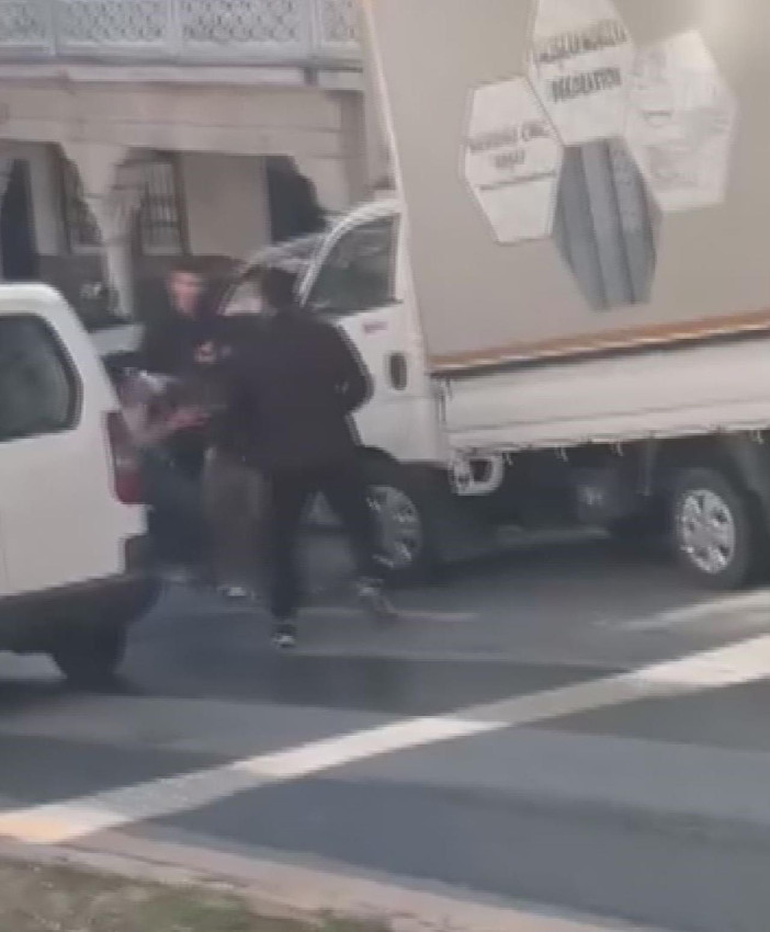 İstanbul'da eli bıçaklı trafik magandası dehşet saçtı - Resim: 1