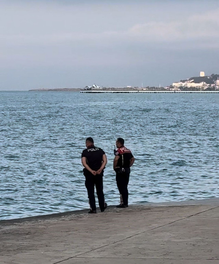 Polisten kaçmak için denize atladı, yorulunca teslim oldu - Resim: 3