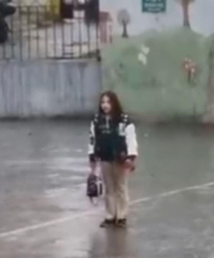 İstiklal Marşı okunurken yağmur altında saygı duruşuna geçen öğrenci ödüllendirildi - Resim: 2