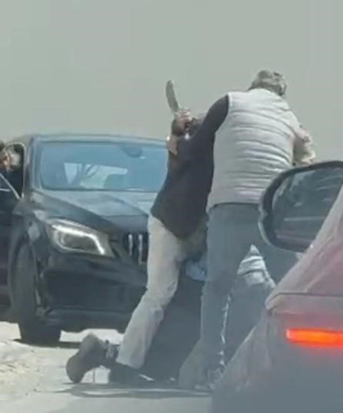 Trafikte satırlı ''yol verme'' kavgası kamerada - Resim: 3