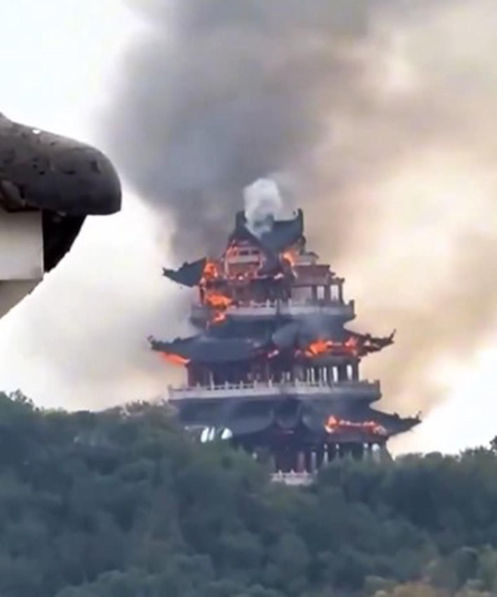 1500 yıllık tarihi tapınak alev alev yandı - Resim: 3