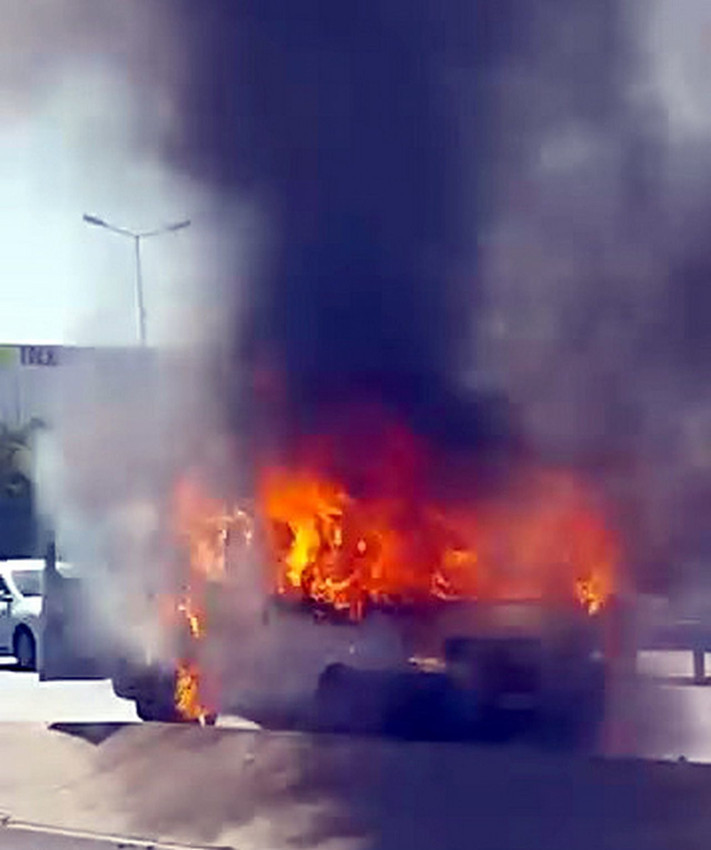 İstanbul trafiğinde korku dolu anlar: Minibüs alev alev yandı - Resim: 2