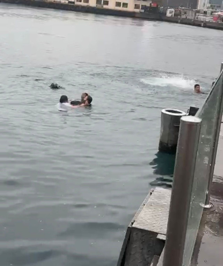 Engelli vatandaş denize düştü, 3 engelli vatandaş arkadaşları için denize atladı ama... - Resim: 1