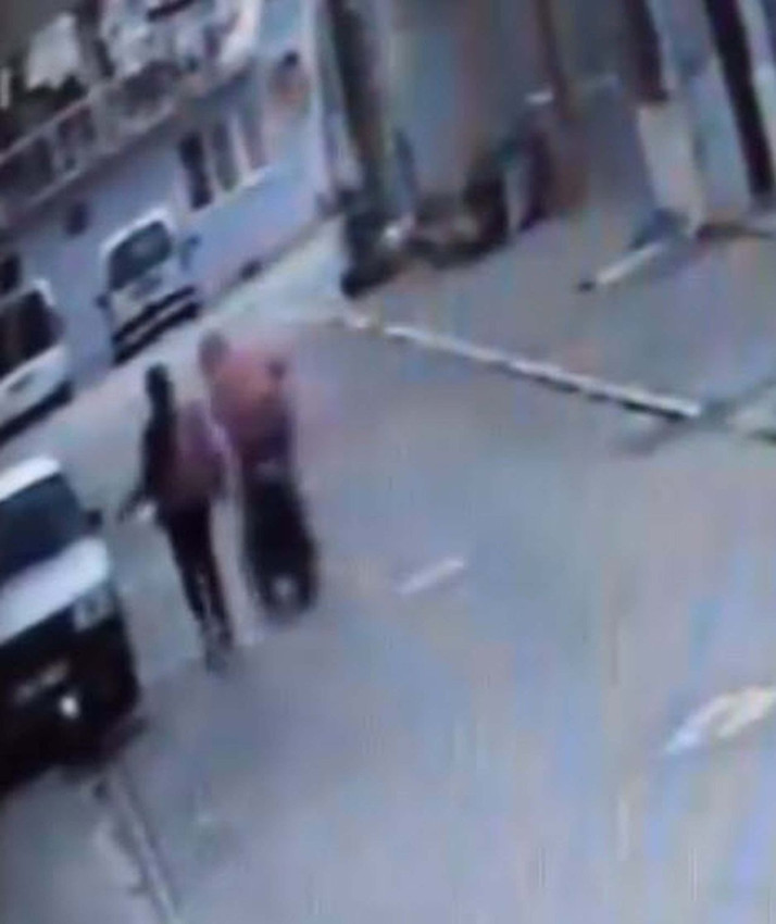 Sokak ortasında genç kadına iğrenç taciz kamerada - Resim: 2