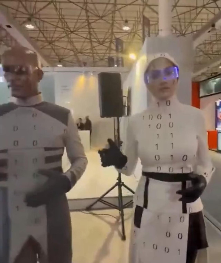 Teknoloji fuarında fıkra gibi olay: İnsansı robotlar insan çıktı! - Resim: 4