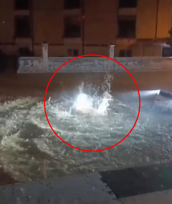 Burası göl değil, sokak! Sel sularına atlayıp böyle yüzdü - Resim: 3