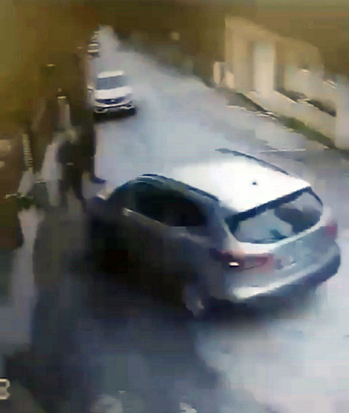 Fren yerine gaza basınca... Cinayet gibi kaza kamerada: 2 kadın metrelerce savruldu - Resim: 3