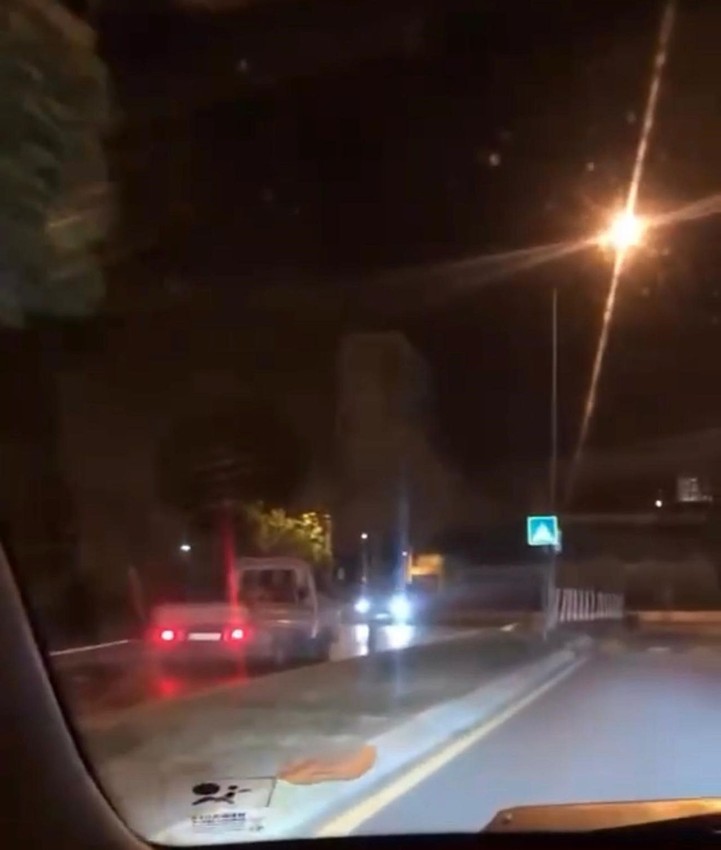Al sana bir tane daha... Ters yönde ve sol şeritteki trafik teröristi kamerada - Resim: 1
