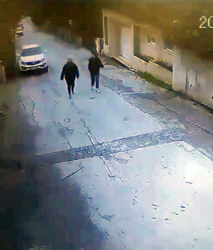 Fren yerine gaza basınca... Cinayet gibi kaza kamerada: 2 kadın metrelerce savruldu - Resim: 1