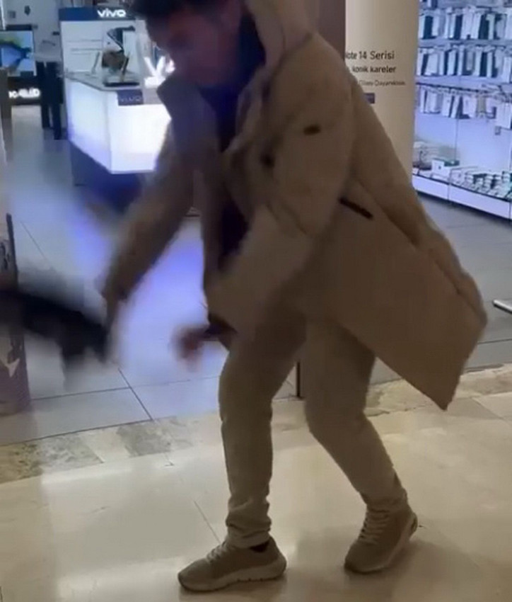 Sürekli arızalanan robot süpürgeyi AVM'de mağazanın önünde parçaladı - Resim: 3