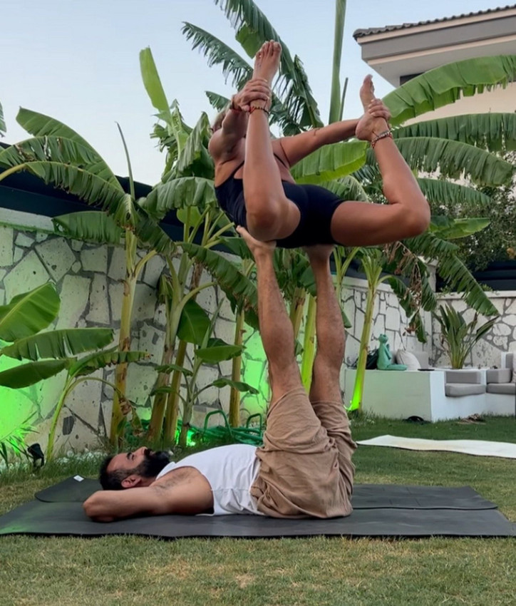 Kameranın önünde yoga şov yapan Pınar Altuğ'a çirkin taciz! - Resim: 4