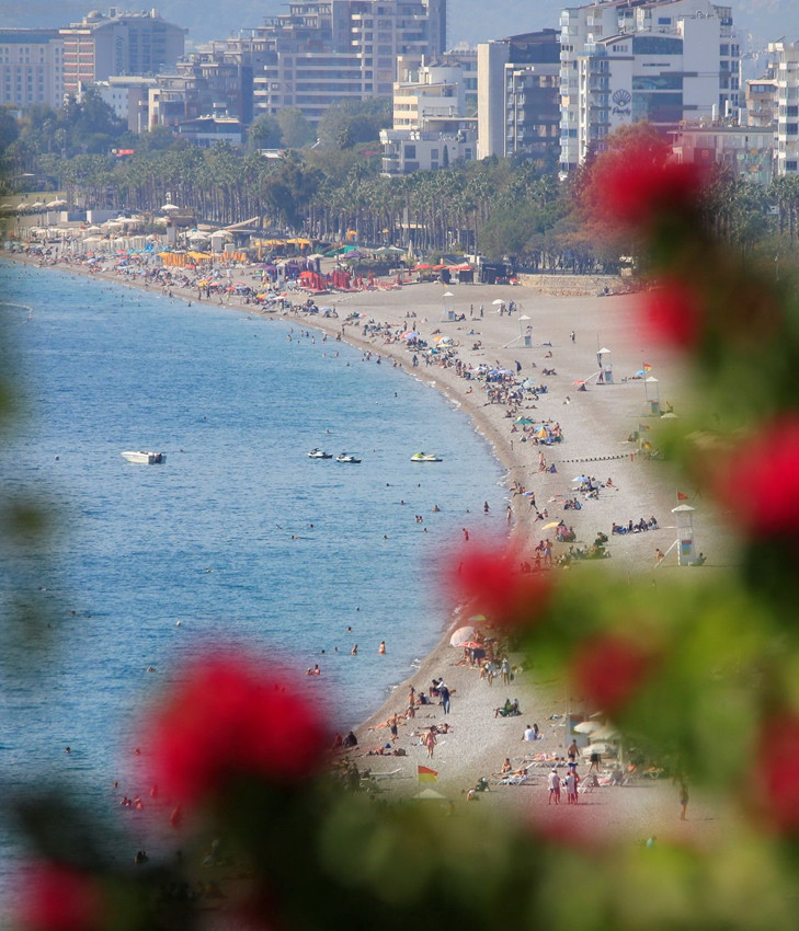 Türkiye donarken turizm başkentimiz soluğu denizde aldı - Resim: 1