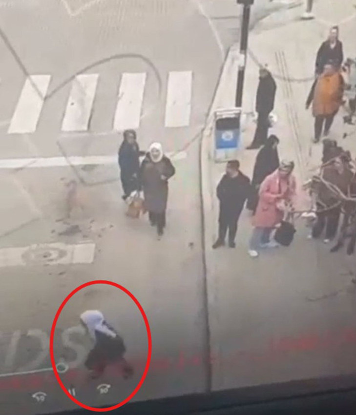 Dilenci kılıklı kapkaççı önce kameralara ardından polise yakalandı! - Resim: 3