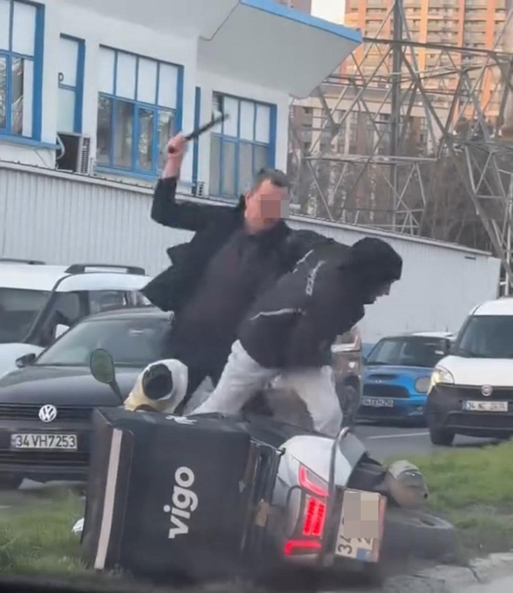 İstanbul trafiğinde dehşet: Gözü dönen psikopat motokuryeye copla saldırdı - Resim: 1