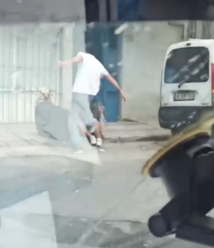İstanbul'da güpegündüz hayırsız evlat dehşeti kamerada: Annesine tekme tokat darbetti - Resim: 1
