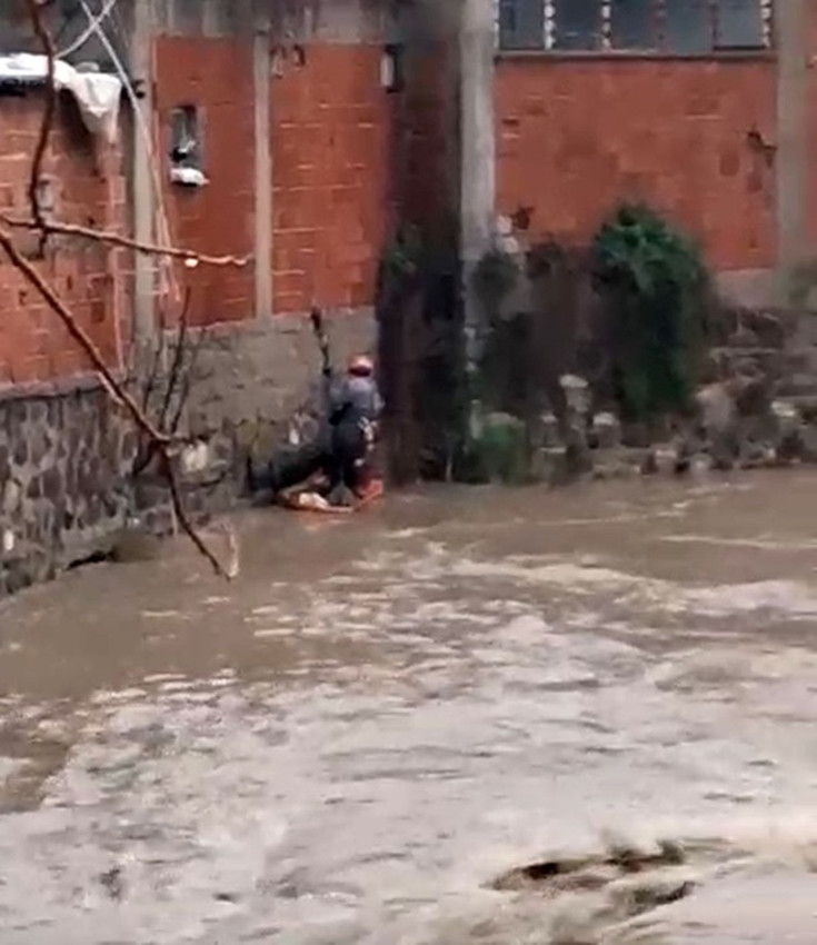 Sağanak yağmurda zamana karşı ölüm kalım savaşı kamerada! - Resim: 3