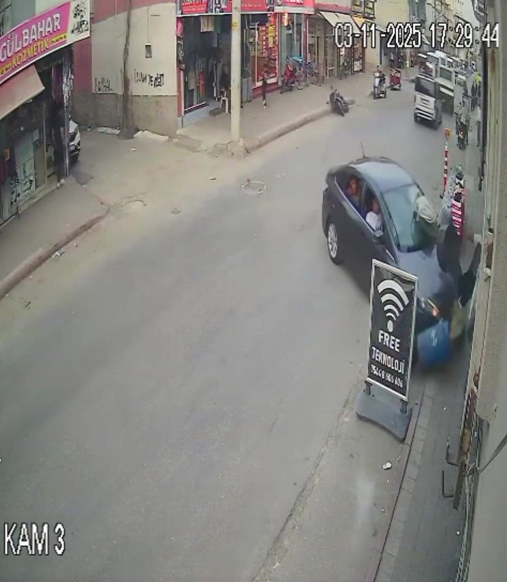 Trafikte kamikaze saldırısı gibi kaza: tüm hızıyla markete daldı; yaralılar var - Resim: 1