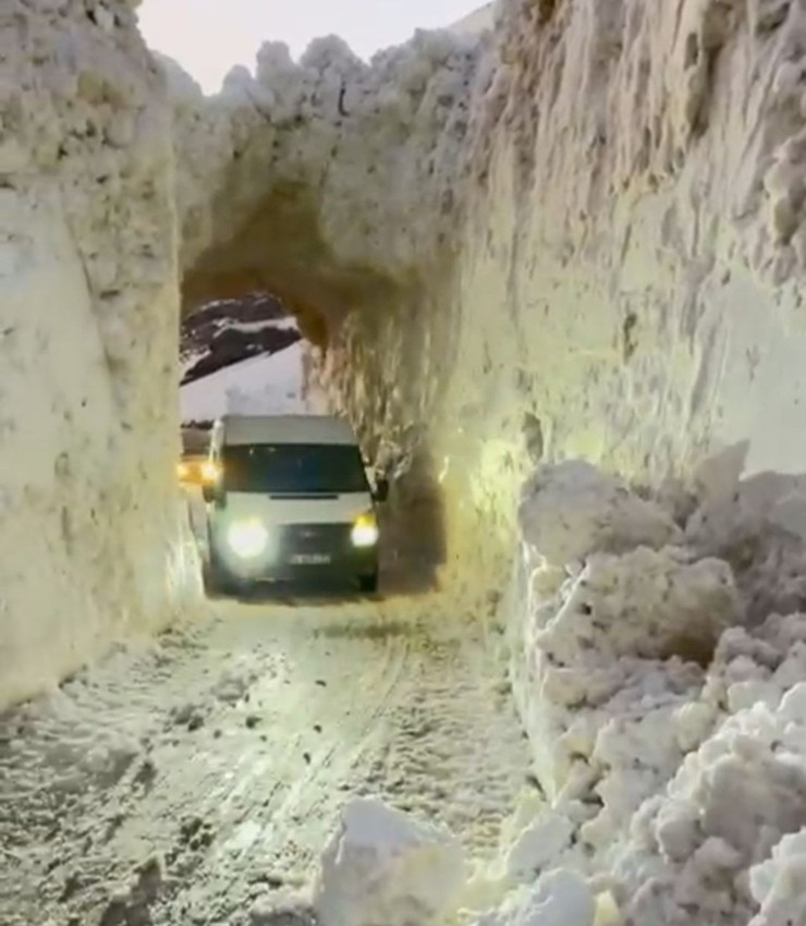 Burası Kuzey Kutbu değil Türkiye... Karlar altında yaşam koridoru oluşturuldu - Resim: 4