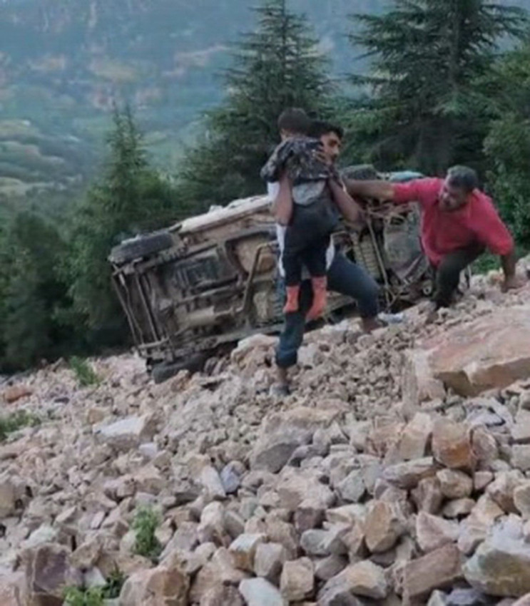 Yayla yolunda feci kaza: Aynı aileden 3 ölü, 1 yaralı - Resim: 2