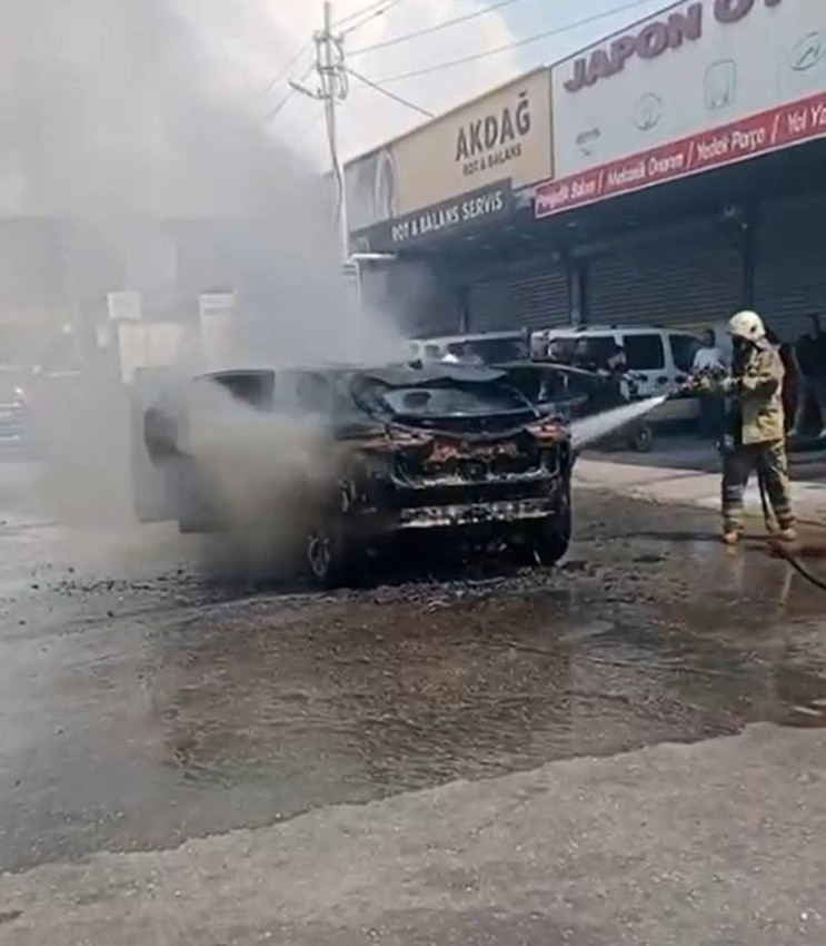İzmir'de elektrikli otomobil alev alev yandı - Resim: 2