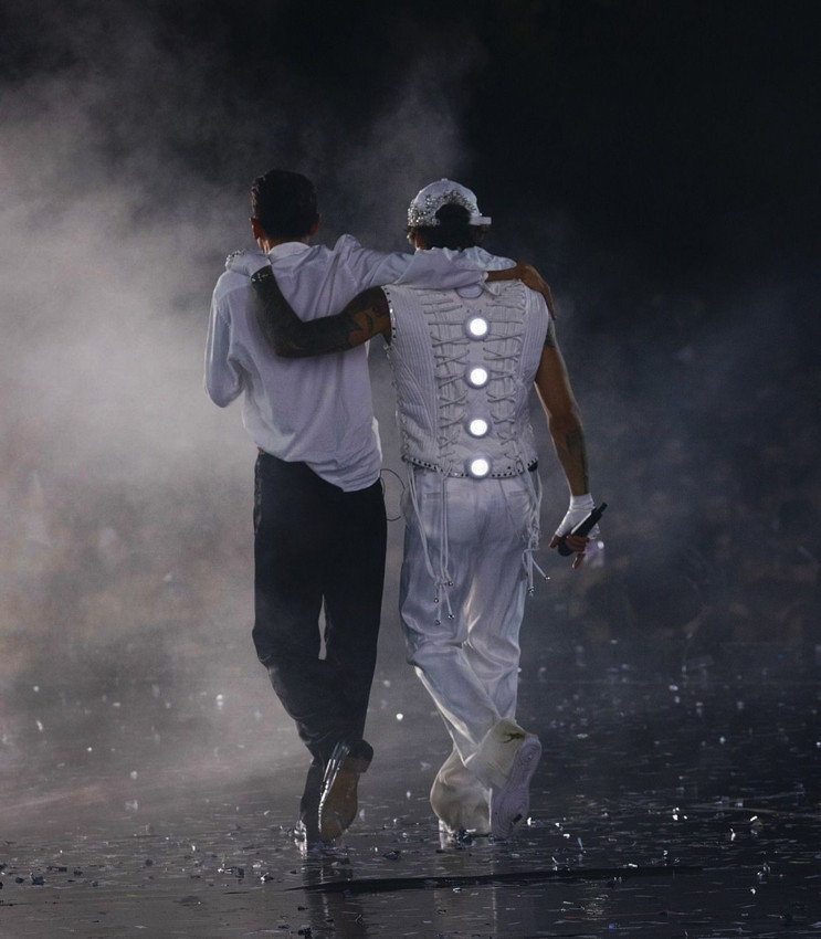 Sahneye UFO ile inen Rapçi Çakal maganda kurşununun hedefi oldu - Resim: 2