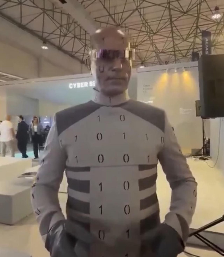 Teknoloji fuarında fıkra gibi olay: İnsansı robotlar insan çıktı! - Resim: 2