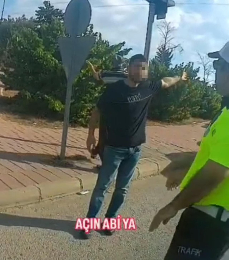 Kamera şakası gibi olay: Yolun kapatılmasına sinirlenen sürücüler, koşucuları tartakladı - Resim: 4