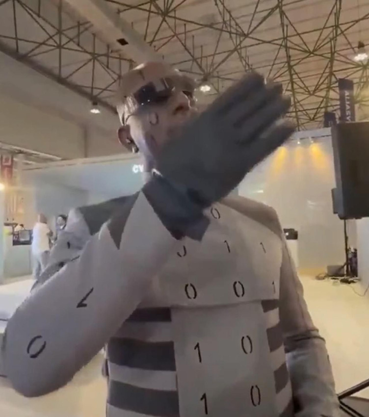 Teknoloji fuarında fıkra gibi olay: İnsansı robotlar insan çıktı! - Resim: 3