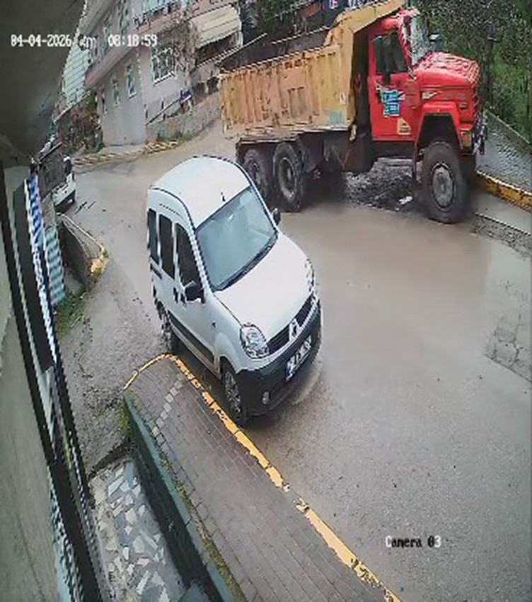 Çalışır halde yol kenarına bırakılan kamyon, kaldırımdaki bir yayayı ezip hayattan koparttı! - Resim: 4