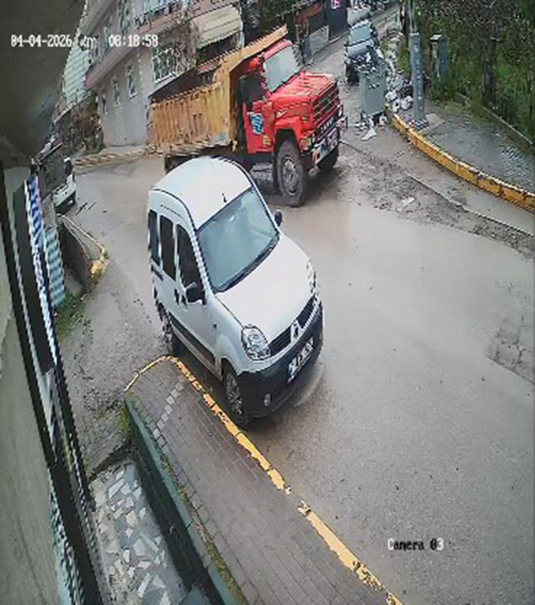 Çalışır halde yol kenarına bırakılan kamyon, kaldırımdaki bir yayayı ezip hayattan koparttı! - Resim: 3