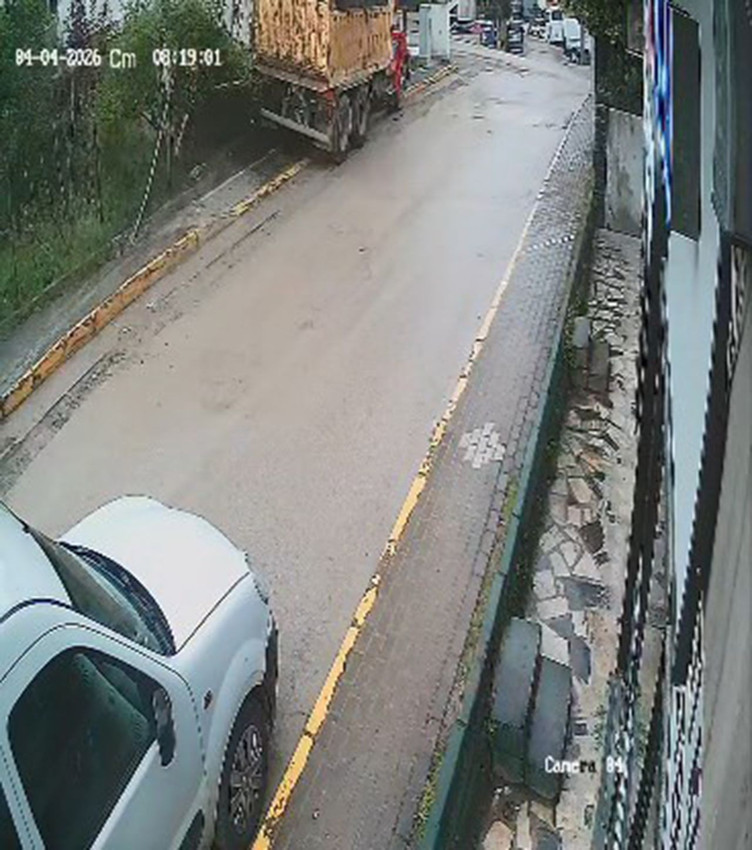 Çalışır halde yol kenarına bırakılan kamyon, kaldırımdaki bir yayayı ezip hayattan koparttı! - Resim: 2