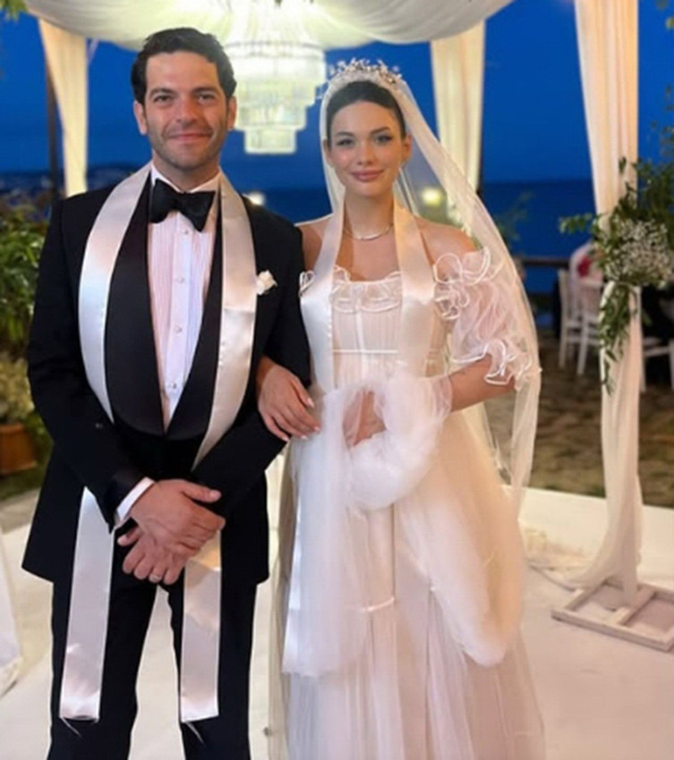 Evlendiği gün hamile olduğunu açıklayan güzel oyuncu Beste Kökdemir anne oldu - Resim: 3