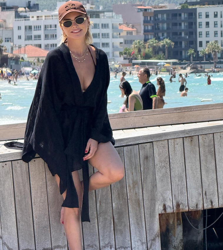 Defne Samyeli, ''kalçası bile protez'' diyen Ece Erken'e bikinisiyle yanıt verdi - Resim: 1